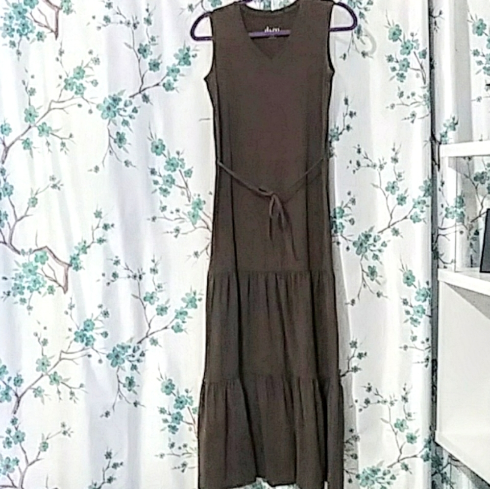 Petite Solid Tiered V-neck Knit Tank Dress.